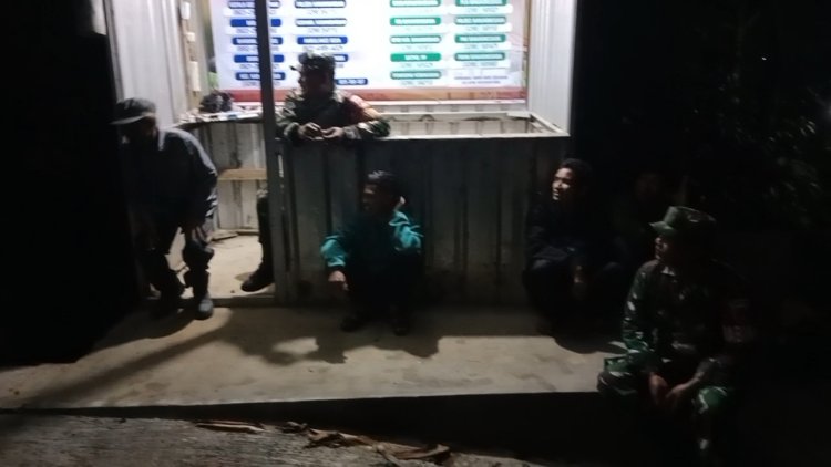Babinsa bersama Warga dan Linmas melaksanakan Patroli Siskamling