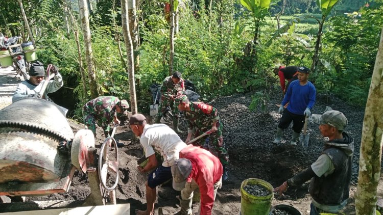 BABINSA MEMBANTU PEMBANGUNAN JALAN USAHA TANI