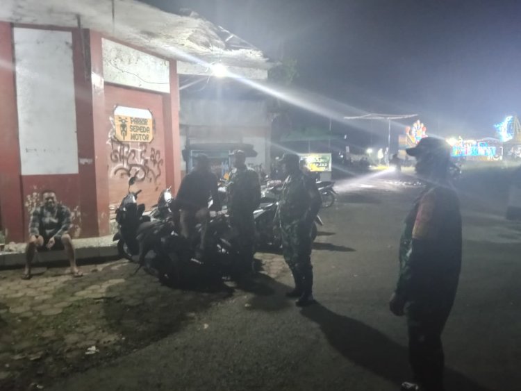 Babinsa Koramil 06/Kalibening Patroli Malam Cegah Gangguan Kamtibmas