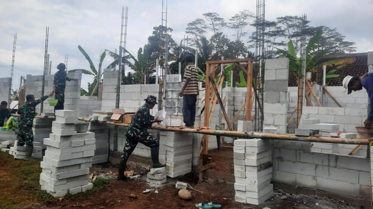 Koramil 03 Wanadadi Bersama Warga Gotong Royong Bangun Rumah