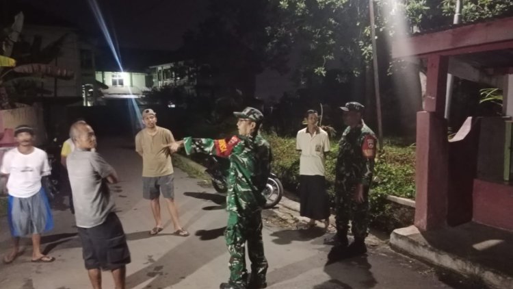 Patroli Rutin Piket Koramil 14 Madukara Sambangi Warga Sedang Ronda