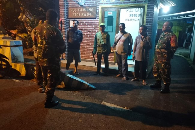 Batituud Bersama Anggota Laksanakan Pos Kamling dan Patroli Bersama Masyarakat