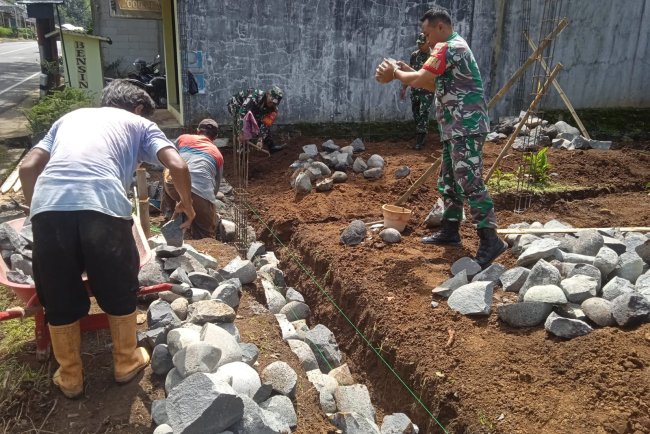 Danramil Dan Babinsa Bantu Pembuatan Pondasi Rumah Milik Warga Binaan