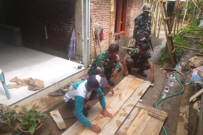 Babinsa Koramil 13 Banjarmangu Sigap Bantu Warga Bangun RTLH