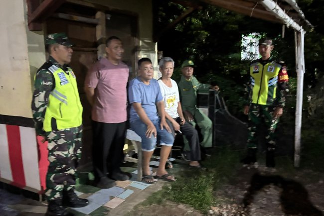 Koramil 02 Klampok Bersama Warga Dan Satlinmas Melaksanakan Kegiatan Siskamling