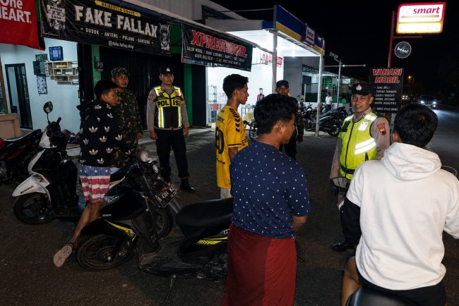 Patroli Kolaborasi Koramil 03 Wanadadi dan Polsek Wanadadi Sambangi Anak Muda