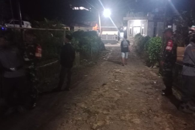Jaga Keamanan Lingkungan Babinsa Koramil 04 Karangkobar Melaksanakan Patroli Siskamling Bersama Linmas Dan Warga