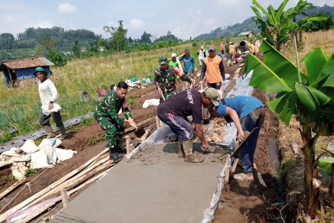 Koramil 17 Wanayasa Laksanakan Kerja Bakti bantu warga bangun JUT