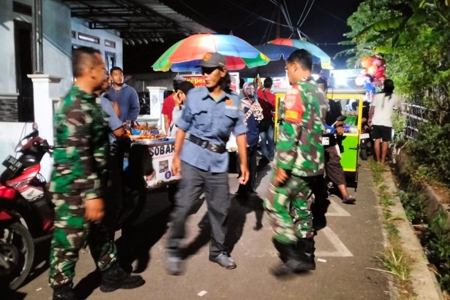 Babinsa patroli bersama Linmas Patroli Siskampling dan acara Hiburan Kesenian Warok