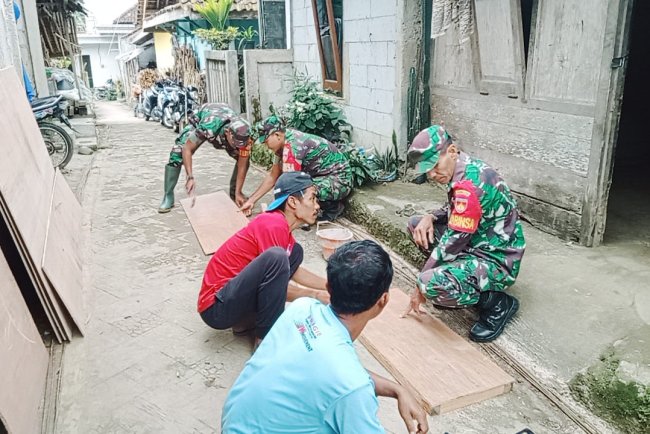 Koramil 18 Pagentan Laksanakan Karya Bakti RTLH di Desa Kalitlaga