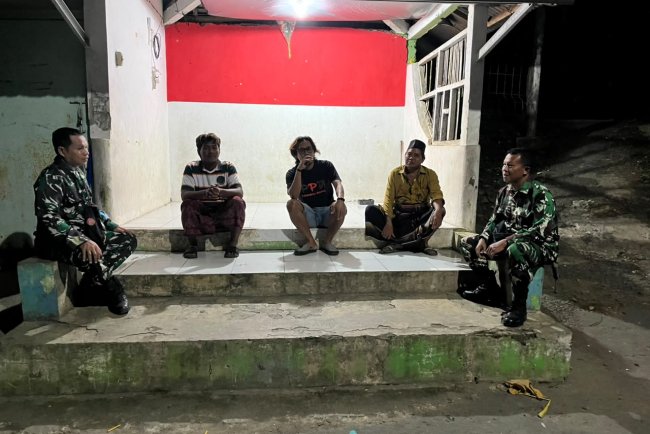 Jaga Kamtibmas Koramil 10 Bawang Intensifkan Patroli Siskamling di Desa Bawang