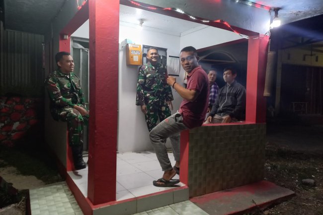 Babinsa Koramil 12 Sigaluh Patroli Siskamling Bersama Warga Cegah Gangguan Kamtibmas