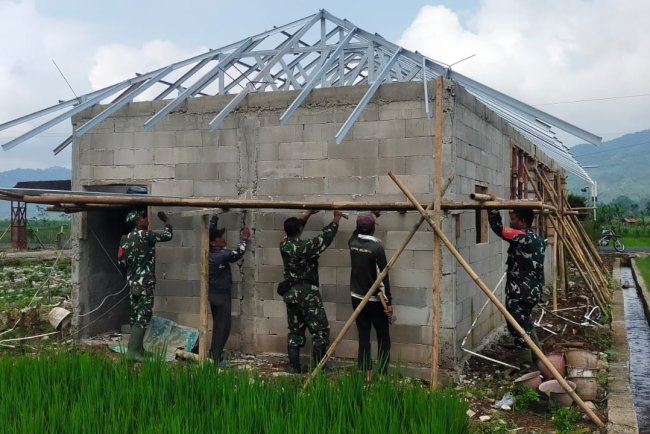 Danramil 06 Kalibening gotong royong bersama warga melaksanakan pembangunan rtlh