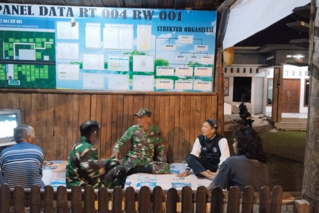 Babinsa Koramil 13 Banjarmangu Melaksanakan Patroli Bersama dengan Linmas dan Pemdes
