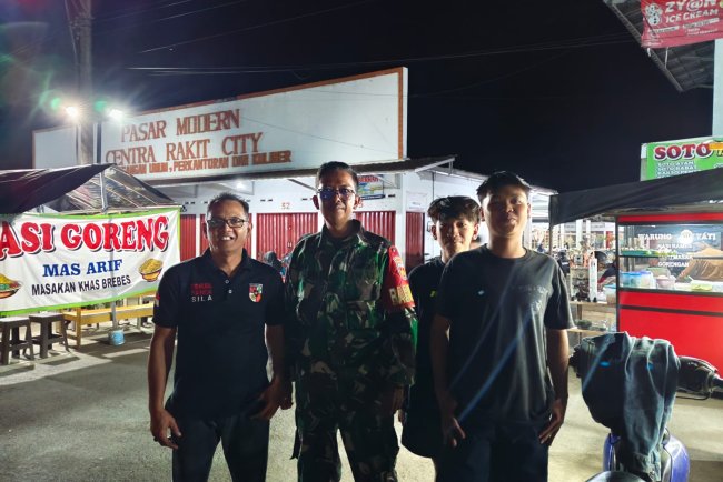 Bersama Ormas Pemuda Pancasila Babinsa Koramil 15 Rakit Melaksanakan Patroli Malam