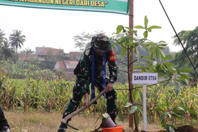 Menanam Harapan untuk Masa Depan Dandim dan Wakil Bupati Hijaukan Gumelem Kulon dalam TMMD Reguler ke-129