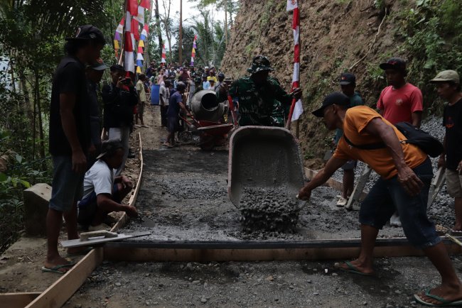 Dorongan Angkong Pratu Figo Semangat Prajurit Membangun Jalan Harapan di Gumelem Kulon