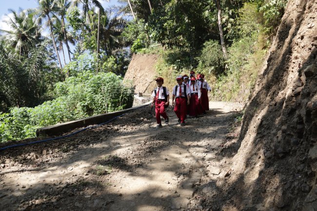Langkah Kecil Fajar Menyambut Jalan Baru TMMD di Gumelem Kulon