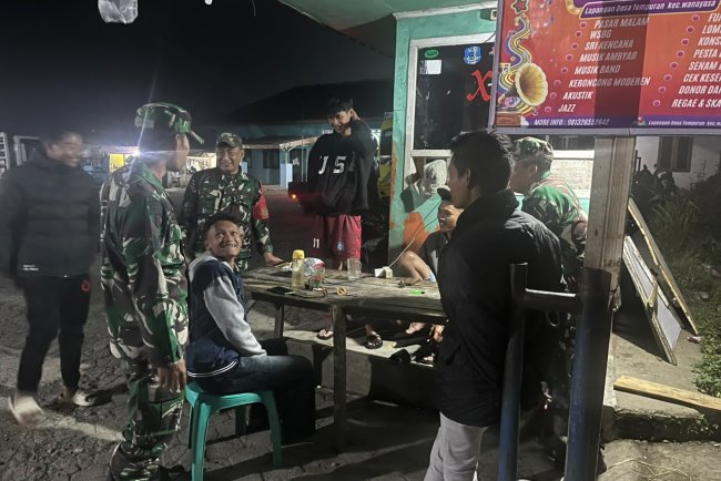 Wujud Nyata Kepedulian Dalam Menciptakan Keamanan Lingkungan Babinsa Koramil 17 Wanayasa melaksanakan Patroli Malam