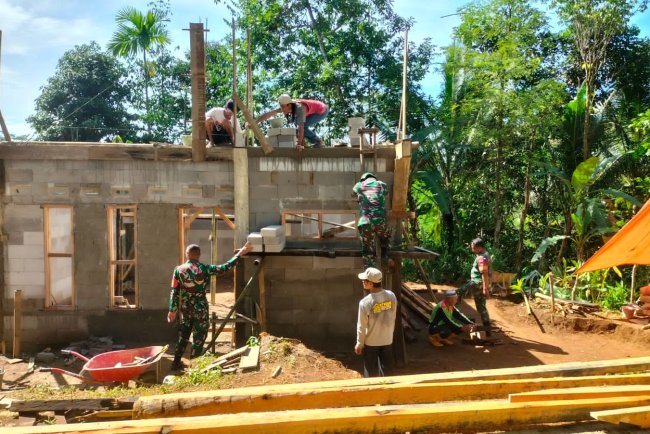 TNI bersama Warga Gotong Royong Bangun RTLH di Petuguran Banjarnegara