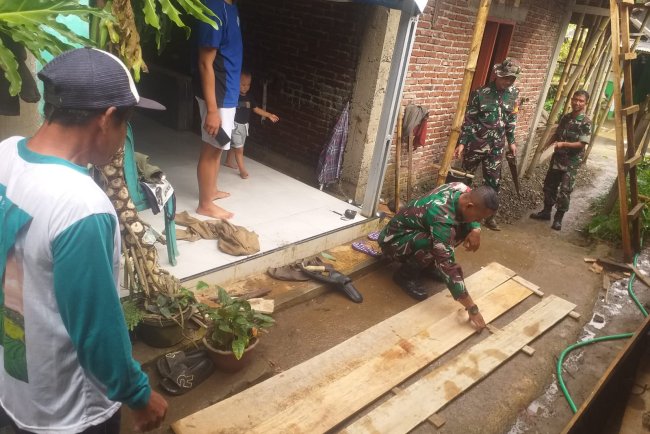 Babinsa Koramil 13 Banjarmaangu bersama masyarakat kompak Bangu RTLH