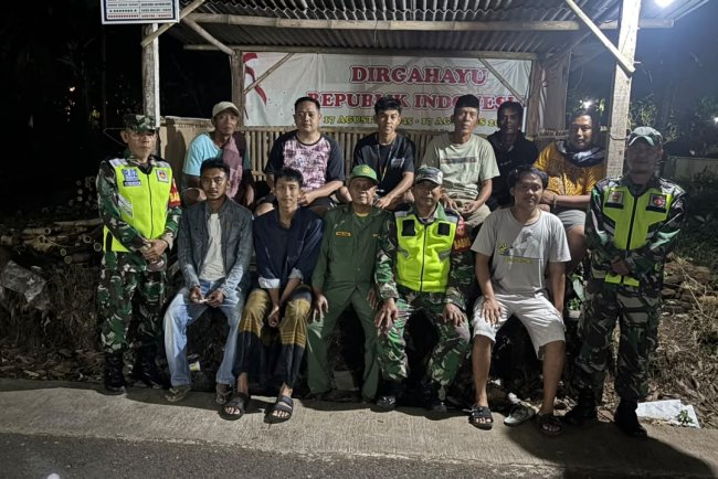Anggota Koramil 02 Klampok Bersama Warga Dan Satlinmas  Melaksanakan Kegiatan Patroli Siskamling Diwilayah
