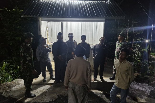 Babinsa Koramil 04 Karangkobar Melaksanakan Patroli Siskamling Bersama Linmas Dan Warga