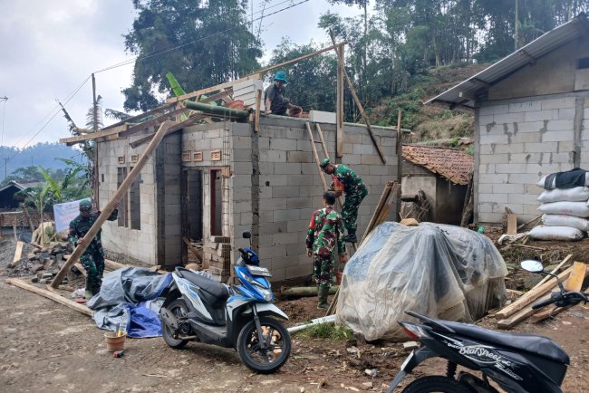 Anggota Koramil 17 Wanayasa Laksanakan Kerja Bakti membantu pembangunan RTLH warga Binaan