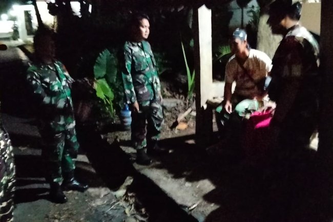 Guna Terciptanya suasana Aman Babinsa patroli bersama Linmas Patroli Siskamling