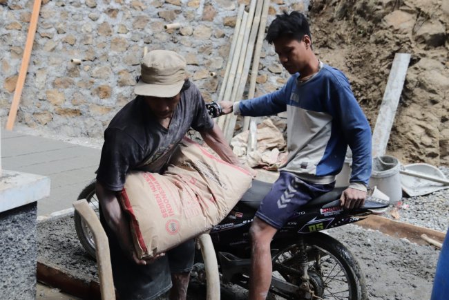 Motor Hilir Mudik Demi Jalan Desa