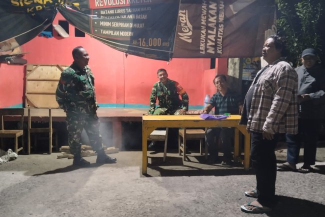 Babinsa melaksanakan patroli keamanan lingkungan