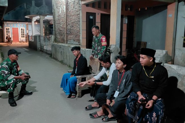 Babinsa Koramil 10 Bawang Laksanakan Patroli Siskamling di Desa Pucang