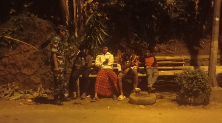 Tingkatkan Keamanan Wilayah, Babinsa Koramil 11 Punggelan Gelar Patroli Siskamling Bersama Ormas