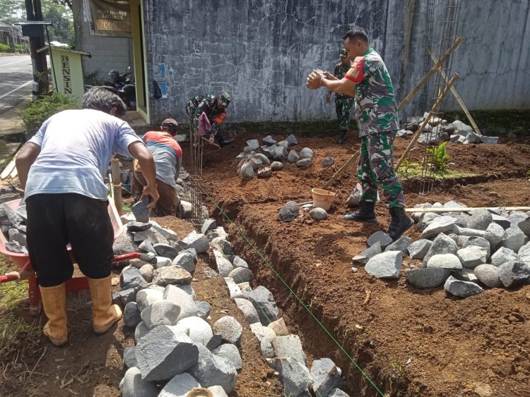 Danramil Dan Babinsa Bantu Pembuatan Pondasi Rumah Milik Warga Binaan