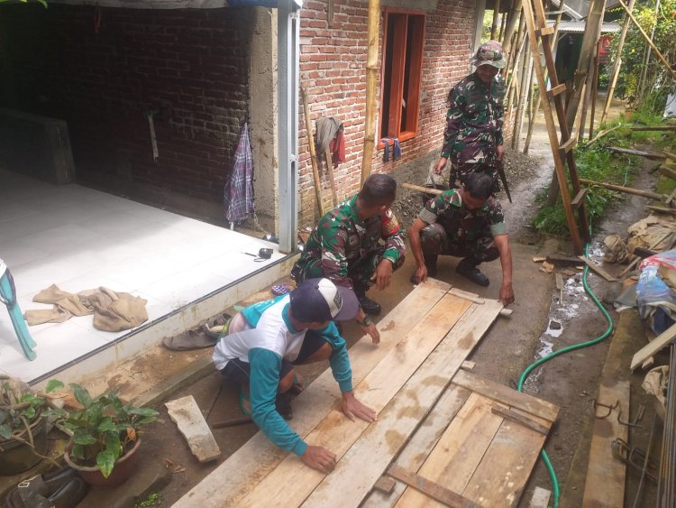 Babinsa Koramil 13 Banjarmangu Sigap Bantu Warga Bangun RTLH