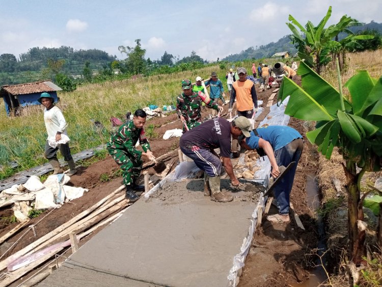 Koramil 17 Wanayasa Laksanakan Kerja Bakti bantu warga bangun JUT