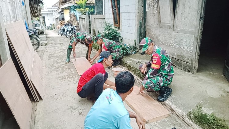 Koramil 18 Pagentan Laksanakan Karya Bakti RTLH di Desa Kalitlaga