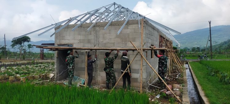 Danramil 06 Kalibening gotong royong bersama warga melaksanakan pembangunan rtlh