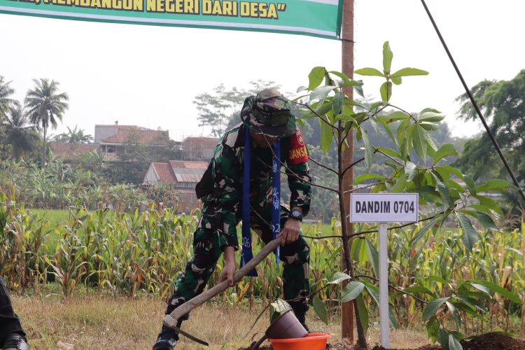 Menanam Harapan untuk Masa Depan Dandim dan Wakil Bupati Hijaukan Gumelem Kulon dalam TMMD Reguler ke-129