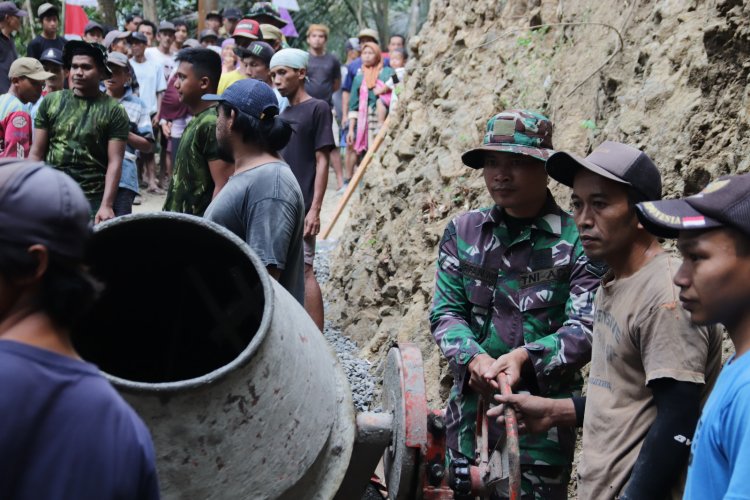 Di Balik Putaran Molen Prajurit Yonif 405 Suryakusuma Wujudkan Jalan Harapan TMMD