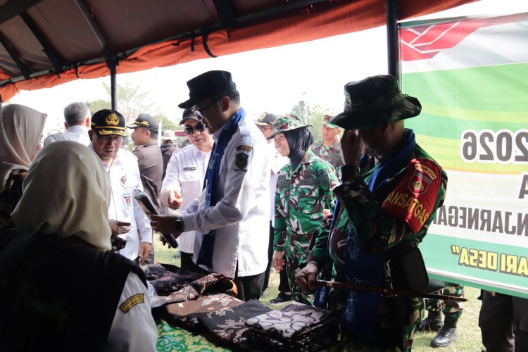 Wabup Banjarnegara, Coba Publikasikan Batik Di Lokasi TMMD (356)