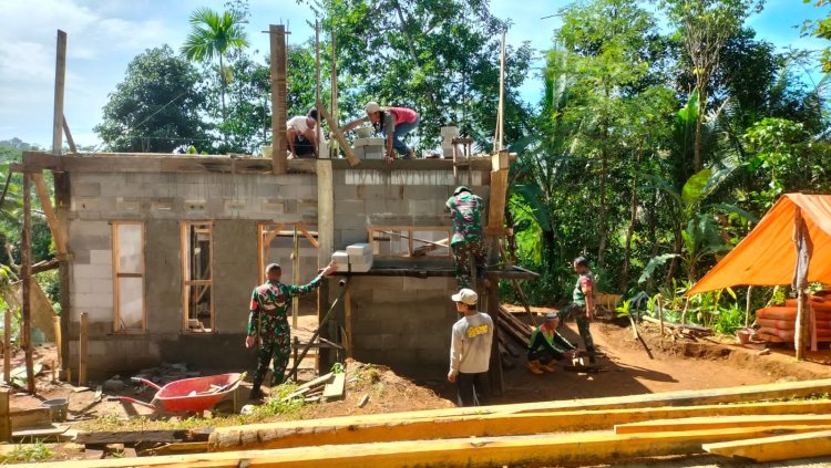 TNI bersama Warga Gotong Royong Bangun RTLH di Petuguran Banjarnegara