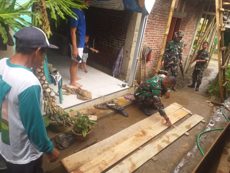 Babinsa Koramil 13 Banjarmaangu bersama masyarakat kompak Bangu RTLH