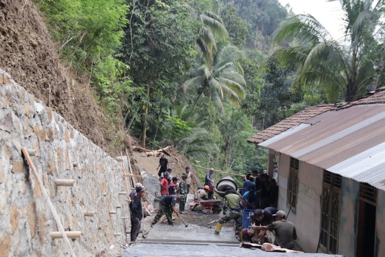 Angkong Satukan Satgas TMMD dan Warga