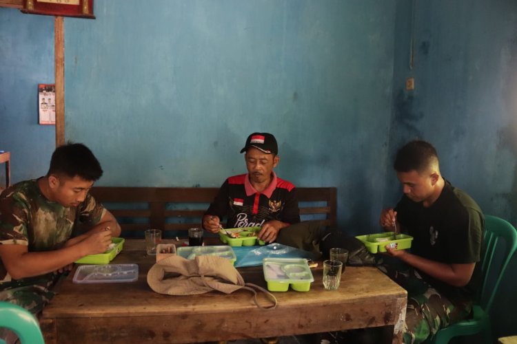 Sepiring Nasi Perekat TNI dan Warga Gumelem