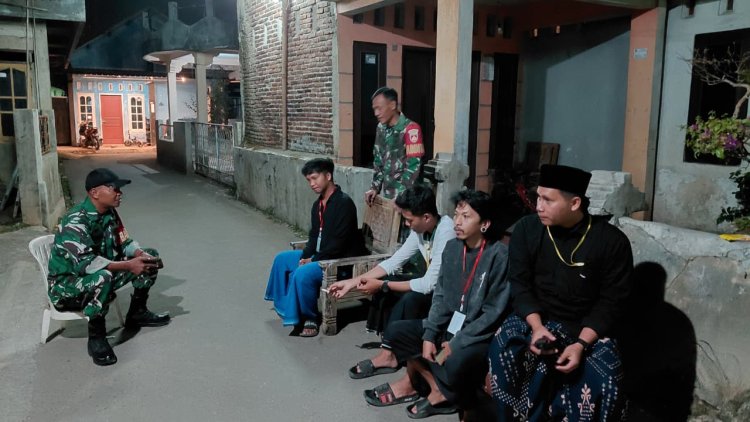 Babinsa Koramil 10 Bawang Laksanakan Patroli Siskamling di Desa Pucang