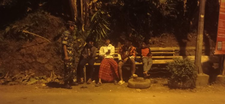 Tingkatkan Keamanan Wilayah, Babinsa Koramil 11 Punggelan Gelar Patroli Siskamling Bersama Ormas