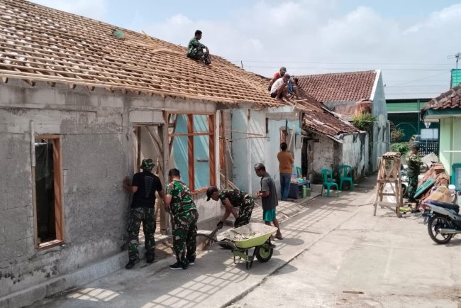 Koramil 08 Purwanegara Gotong Royong Renovasi RTLH di Purwonegoro