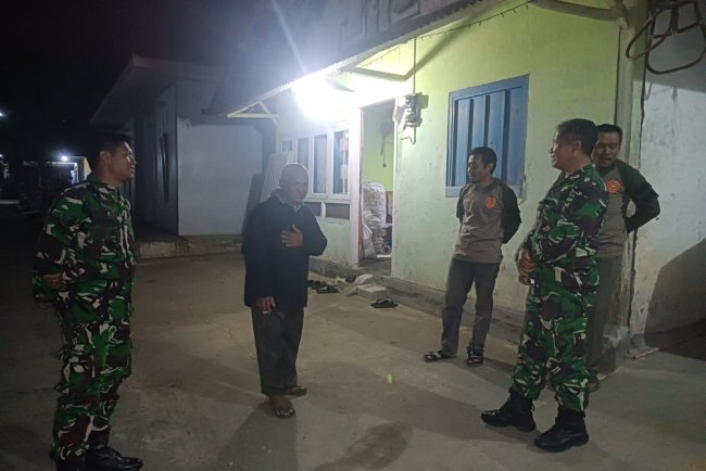 Menciptakan Keamanan Lingkungan Babinsa melaksanakan Patroli Malam