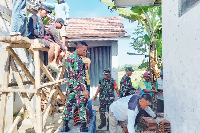 Serma Sagi Bahu-Membahu Bedah Rumah Warga di Desa Bandingan